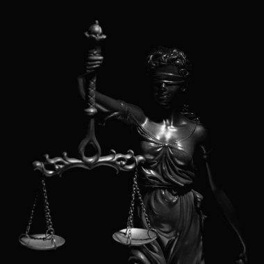 Doğruluk terazisi siyah arkaplana karşı olan Bayan Adalet. Makro görüntü. Adalet, hukuk ve hukuk sisteminin kavramsal görüntüsü.