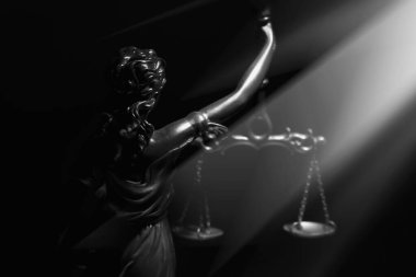 Zeus ve Themis 'in masumiyet ve saflık tanrıçası Astrea' nın (Astrea, Astria) kızı. Heykelin silueti. Siyah ve beyaz resim.