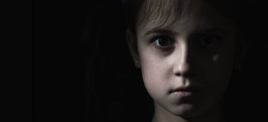 Kavramsal görüntü: psikolojik yaralanmalar, çocukların endişeleri ve korkuları, kayıp çocukluk. Mutsuz küçük kız çocuğu kendini yalnız, terk edilmiş, dışlanmış, çocuk draması yaşıyor. Boşluğu kopyala.