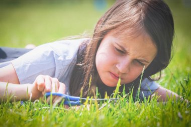 Kavramsal görüntü: Obsesif-kompulsif bozukluk (OCD), Genç güzel kız çimleri makasla kesiyor ve mükemmel bir şekilde düzeltmeye çalışıyor..