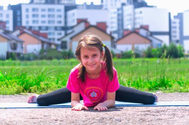 Genç sportif çekici kız yerde yoga egzersizi yapıyor. Sağlıklı yaşam tarzı ve zihinsel sağlık kavramı.