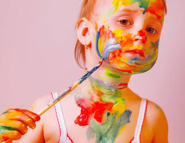 Retrato Una Hermosa Niña Haciendo Maquillaje Moda Infantil Imagen Humorística —  Fotos de Stock