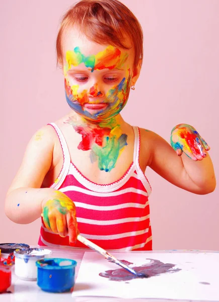 Retrato Una Hermosa Niña Aprendiendo Dibujar Pintar — Foto de Stock