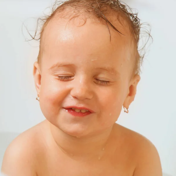 Beautiful Baby Girl Playing Water Bath Close Portrait — Stock Photo, Image