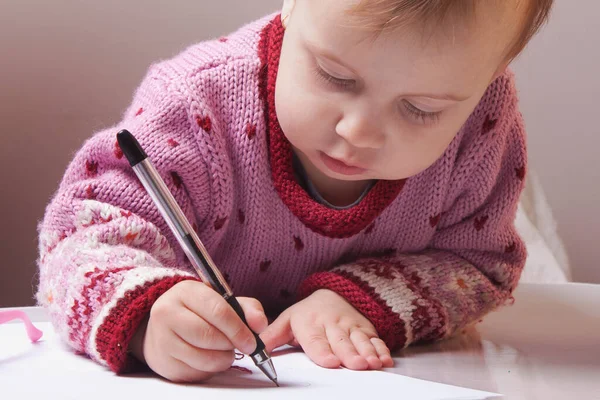 Μικρό Όμορφο Κορίτσι Που Γράφει Στο Βιβλίο Της Εκπαίδευση Γνώση — Φωτογραφία Αρχείου