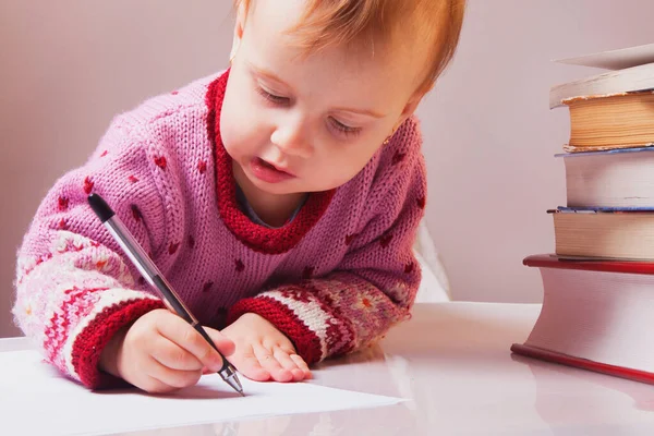 Küçük Güzel Kız Kitabında Yazıyor Eğitim Bilgi Başarı Konsepti — Stok fotoğraf