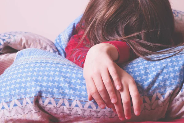 긴장을 귀여운 소녀가 침대에서 편안히 — 스톡 사진
