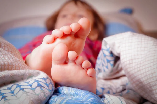 Yatakta Küçük Tatlı Bir Kızın Ayakları Uyku Rahatlama Konsepti — Stok fotoğraf