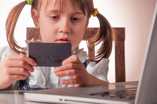 Menina Criança Negócios Trabalhando Remotamente Com Cartão Crédito Usando Computador — Fotografia de Stock