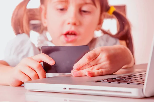 Επιχειρηματικό Παιδί Κορίτσι Που Εργάζονται Αποστάσεως Πιστωτική Κάρτα Και Χρησιμοποιώντας — Φωτογραφία Αρχείου