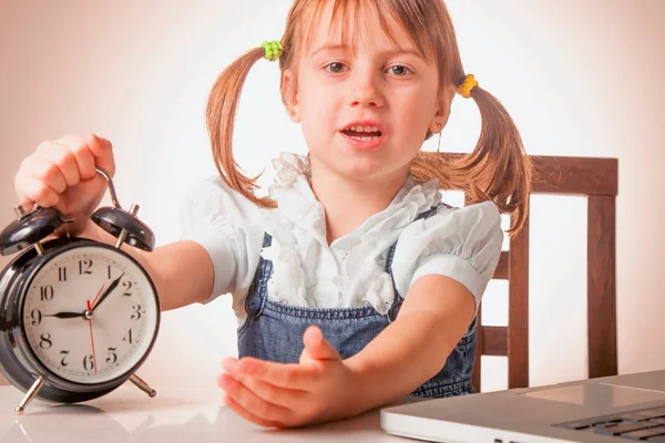 Νεαρό Ελκυστικό Επιχειρηματικό Κορίτσι Παιδί Δείχνει Ρολόι Δάχτυλο Σαν Θέλει — Φωτογραφία Αρχείου