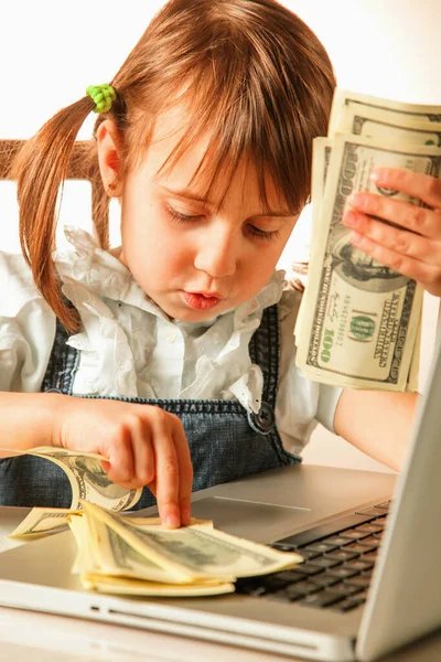 Επιχειρηματικό Κορίτσι Παιδί Που Εργάζονται Αποστάσεως Χρησιμοποιώντας Φορητό Υπολογιστή Και — Φωτογραφία Αρχείου