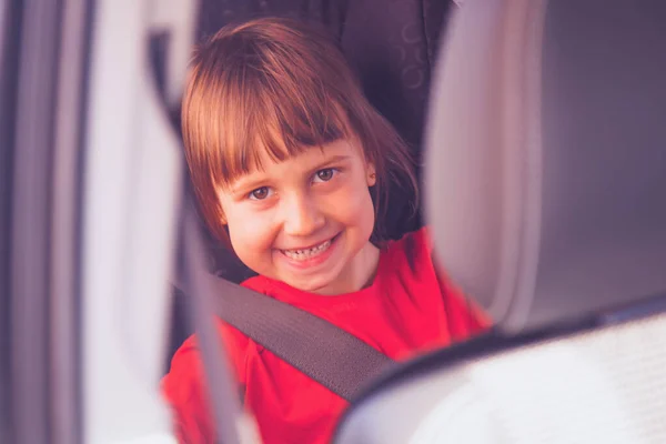 安全和安保概念 快乐可爱的小女孩的画像用汽车安全带系住了 — 图库照片