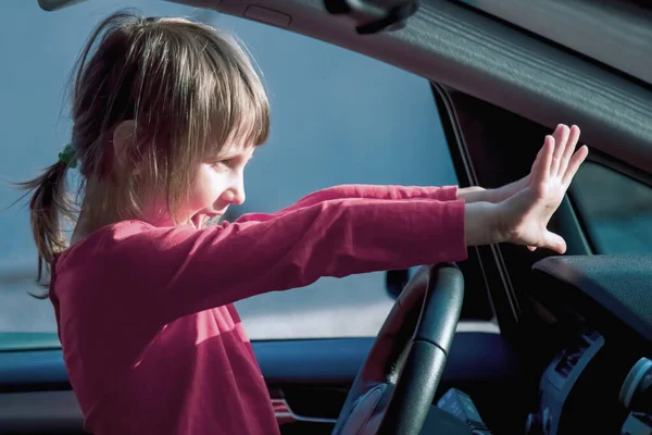 Gevaren Risico Van Minderjarig Rijden Een Klein Meisje Raakte Paniek — Stockfoto