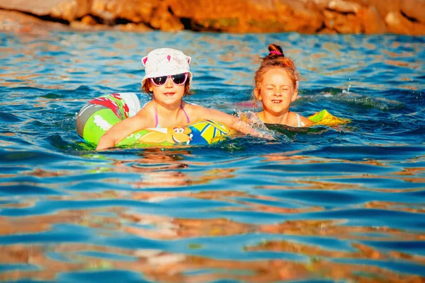 Porträt Zweier Glücklicher Mädchen Die Meer Spielen Und Schwimmen Kinder — Stockfoto