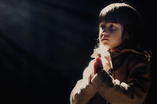 Маленька Мила Дівчинка Молиться Розарієм Променях Сонця — стокове фото