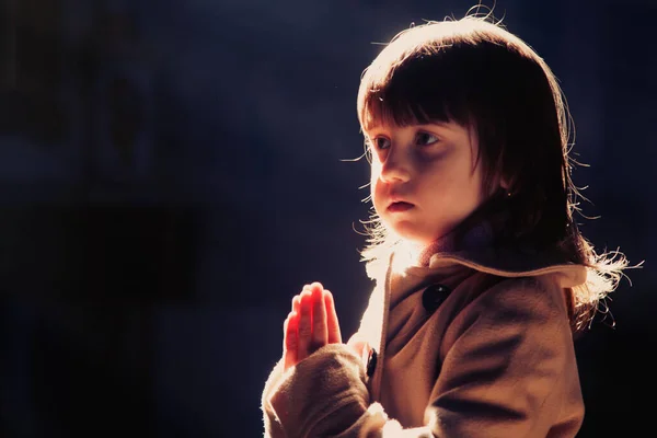 Aranyos Kislány Imádkozik Rózsafüzérrel Nap Sugaraiban Fénymásolási Hely — Stock Fotó