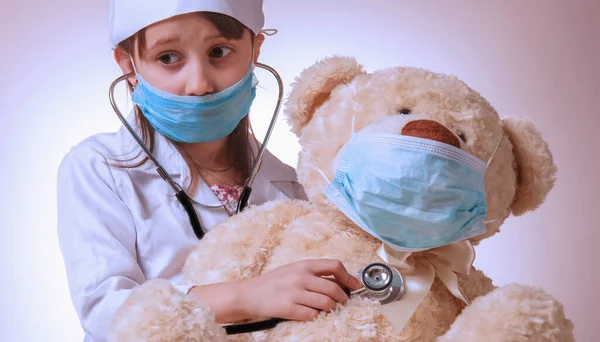 Kleine Süße Kindermädchen Schutzmaske Spielen Arzt Und Prüfen Brust Von — Stockfoto
