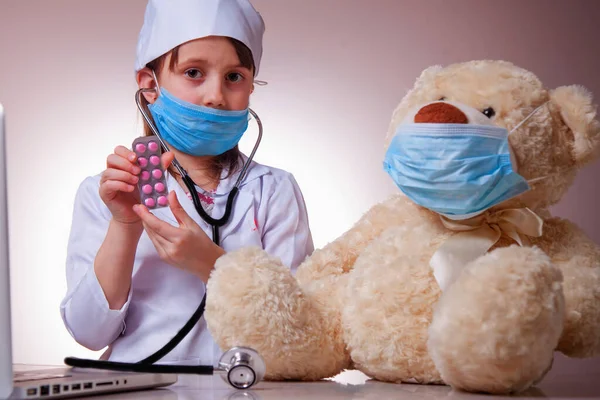 Koruyucu Maske Takan Sevimli Çocuk Doktor Tabletleri Hasta Oyuncak Ayıya — Stok fotoğraf