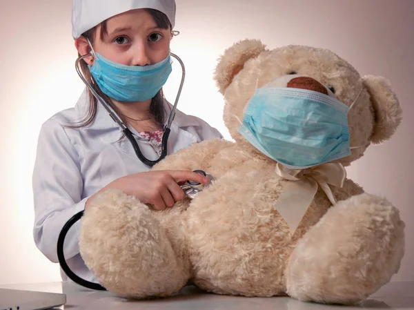 Porträt Eines Kleinen Süßen Mädchens Mit Schutzmaske Das Arzt Spielt — Stockfoto