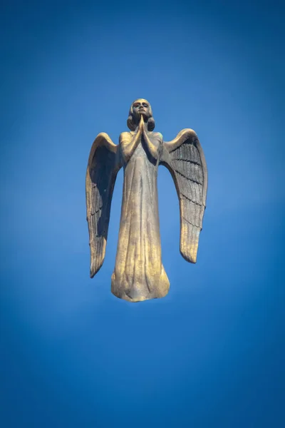 Modlitební Anděl Pozadí Modré Oblohy — Stock fotografie