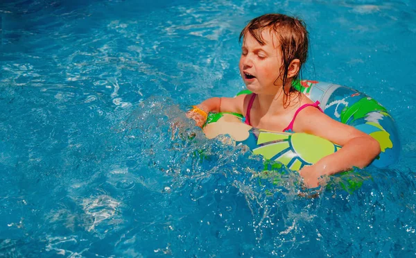 Yüzünün Rengarenk Bir Yüzükle Havuzda Yüzen Şirin Bir Kızın Komik — Stok fotoğraf