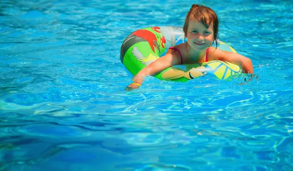 Mooi Klein Meisje Het Buitenzwembad Horizontaal Beeld Kopieerruimte — Stockfoto