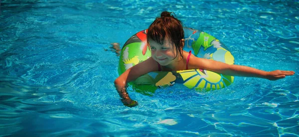 Ragazza Carina Nuotare Con Anello Colorato All Aperto Piscina Copia — Foto Stock