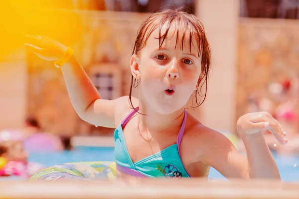 Gülmek Bir Çocuğun Mutluluğunun Büyük Göstergesidir Havuzundaki Sevimli Kız Çocuğunun — Stok fotoğraf