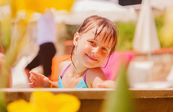Sommerferienkonzept Glückliches Kleines Mädchen Das Draußen Wasserbecken Spielt Horizontales Bild — Stockfoto