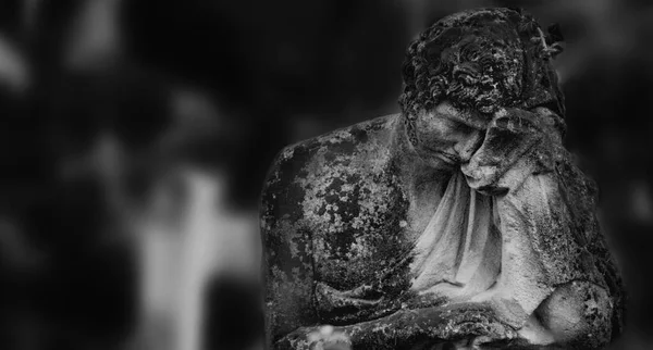 悲伤的人在坟墓上的雕像是沮丧 痛苦和悲伤的象征 黑色和白色的图像 复制空间 — 图库照片