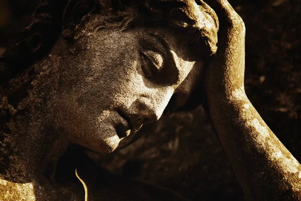 死と人生の終わりの象徴として悲しい天使の古代の像 — ストック写真