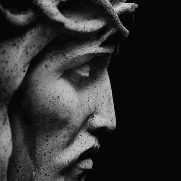 Macro Imagen Jesucristo Corona Espinas Fragmento Una Estatua Piedra Antigua — Foto de Stock