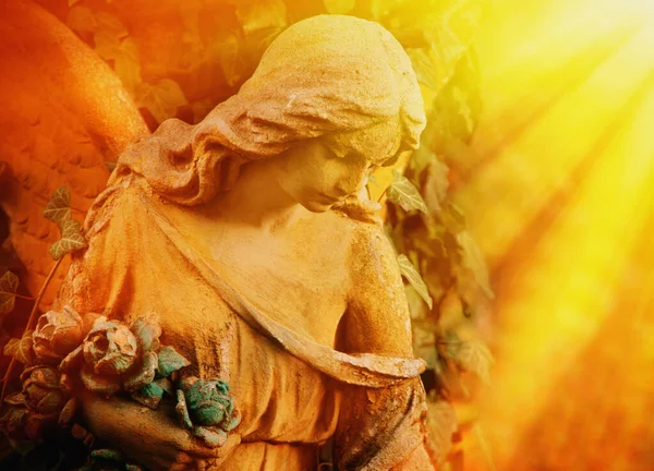 Cierre Fragmento Una Antigua Estatua Ángel Guarda Luz Del Sol —  Fotos de Stock
