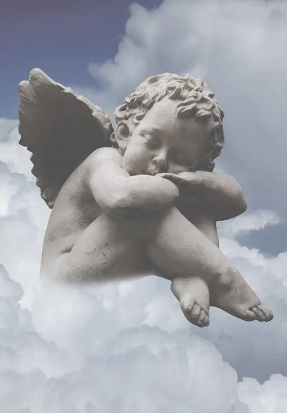 Маленький Ангел Спит Облаке Вертикальное Изображение — стоковое фото