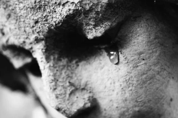 死の概念 閉じる人間の生活の終わりの象徴として顔に涙を浮かべて泣いて天使の古代の像のアップ 目に焦点を当てる 白黒の画像 — ストック写真