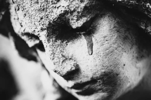 Conceito Morte Close Estátua Pedra Antiga Choro Anjo Triste Com — Fotografia de Stock