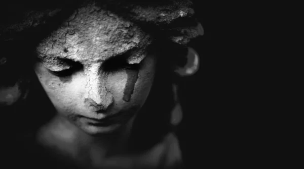 死亡概念 关闭古老的天使雕像的碎片 泪流满面 作为人类生命终结的象征 选择性地专注于眼睛 黑白图像 — 图库照片