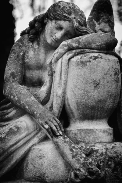 古老的天使雕像 用熄灭的火炬作为死亡和生命终结的象征 黑白图像 — 图库照片