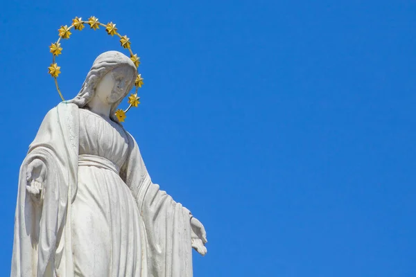Jomfru Maria Himmelens Dronning Antikkstatue Mot Blå Himmel Kopirom – stockfoto