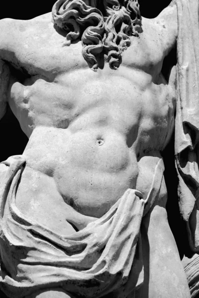 伟大的宙斯神的躯干古老雕像的碎片 黑白图像 — 图库照片