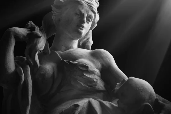 Древняя Статуя Красивой Женщины Черепом Символом Смерти Конца Человеческой Жизни — стоковое фото