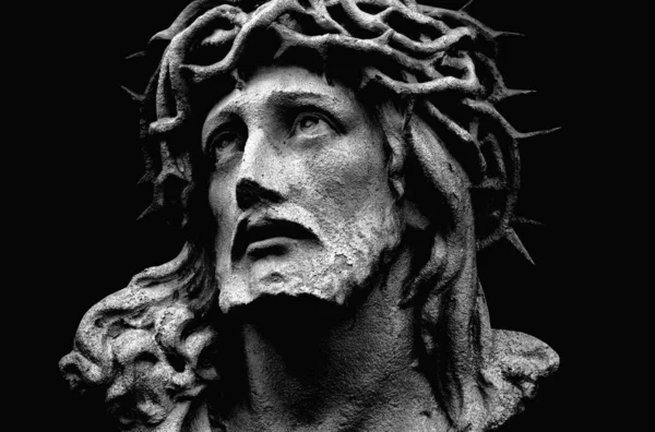 Estátua Antiga Jesus Cristo Coroa Espinhos Contra Fundo Preto Imagem — Fotografia de Stock