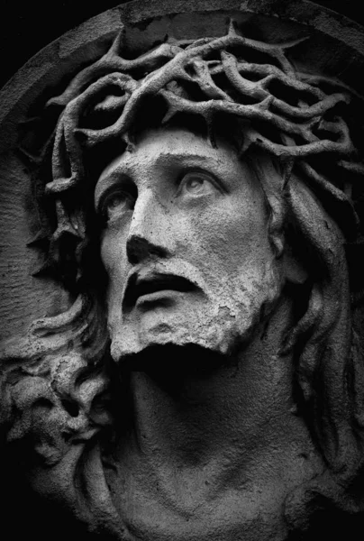 耶稣基督荆棘冠冕的黑白宏观形象 古代石像 — 图库照片
