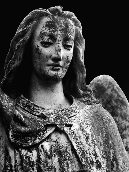 悲伤天使的黑白形象是永恒 生命和死亡的象征 — 图库照片