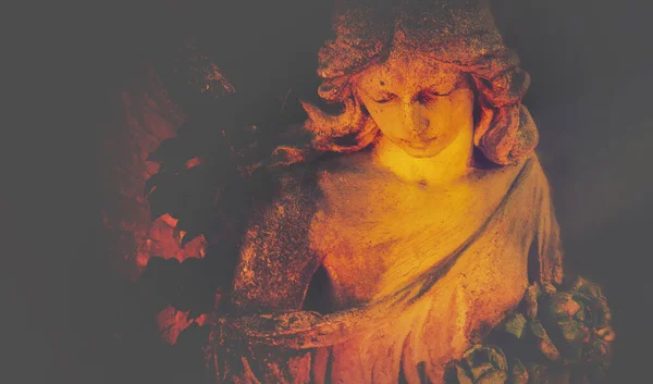 Güneş Işığındaki Güzel Üzgün Altın Melek Antik Heykel — Stok fotoğraf