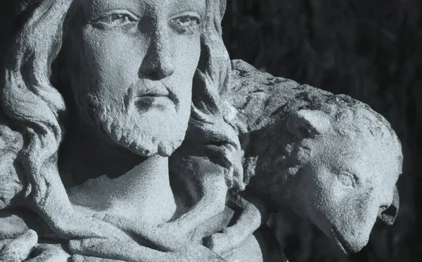 Jezus Chrystus Dobry Pasterz Zbliżenie Fragmentu Starożytnej Figury — Zdjęcie stockowe