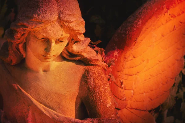 Anjo Triste Luz Sol Fragmento Uma Estátua Antiga — Fotografia de Stock