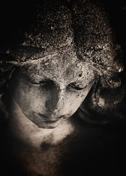 一个悲伤的天使在墓地背景树叶上的古老形象 垂直图像 — 图库照片