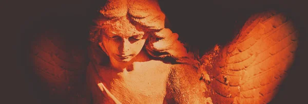 Όμορφη Έκφραση Προσώπου Ενός Αρχαίου Αγάλματος Φύλακα Αγγέλου Οριζόντια Εικόνα — Φωτογραφία Αρχείου